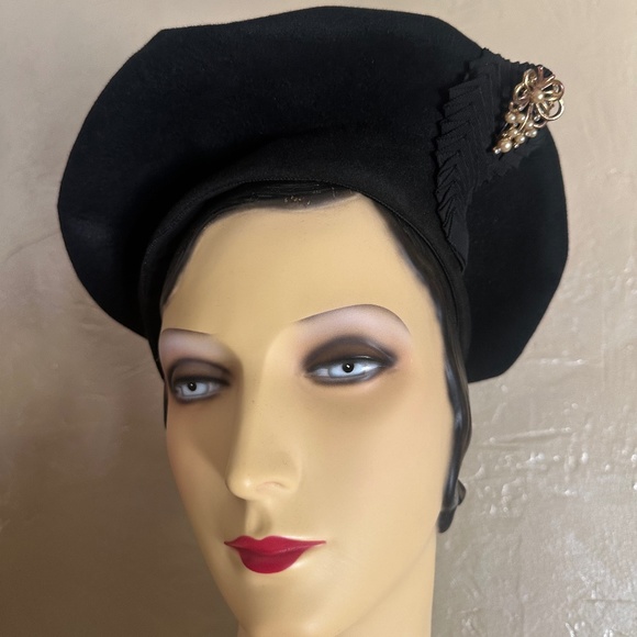 FASHIONABLE 1940s' BLACK FELT INTRICATELY FOLDED BERET + GROSGRAIN TRIM + BROOCH